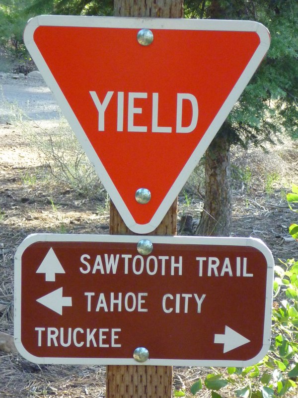 Sawtooth trail post and yield sign